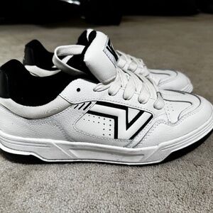 Vans Upland Sneaker - Men's 9.5M - White and Black